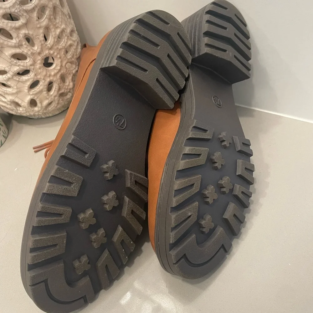 Universal Thread Boots - Picture 2 of 3